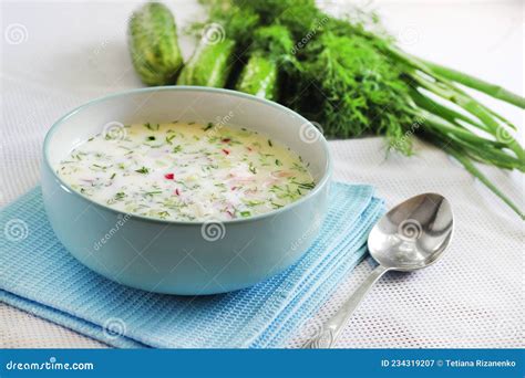  La Soupe Okroshka: Un Délice Frais et Acidulé pour Se Réjouir du Palais!