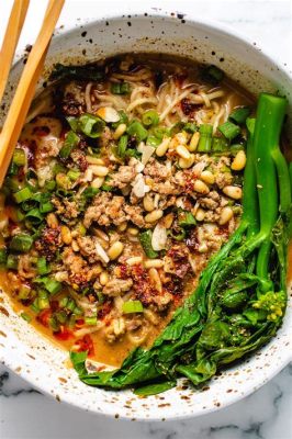   Le Dandan Xiang Mian: Une symphonie épicée de saveurs umami et de textures croquantes!