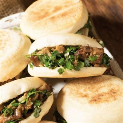  Le Rou Jia Mo : Un Sandwich Chino Délicieux Rempli d'un Mélange de Viandes Savoureuses et de Sauce Piquante