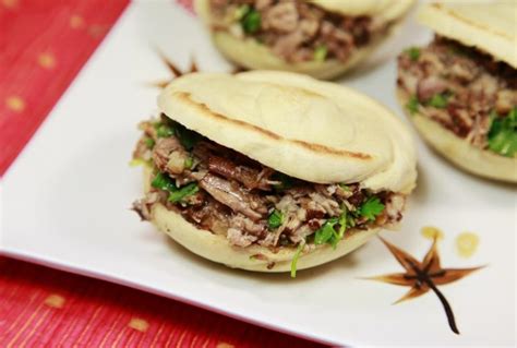   Le Rou Jia Mo à la Pâte Croustillante et à la Viande Fondante: Un Délice Hanzhongien à Déguster Absolument !