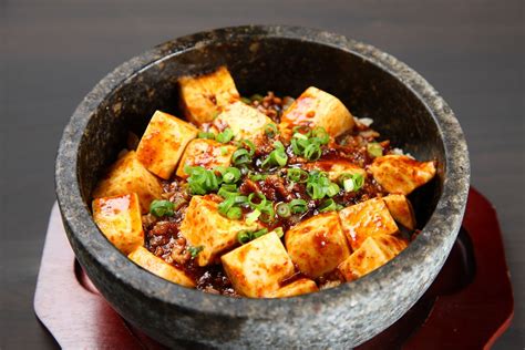  Le Tofu Mapo à Huangshan: Explorez une symphonie épicée de saveurs douces et crémeuses!