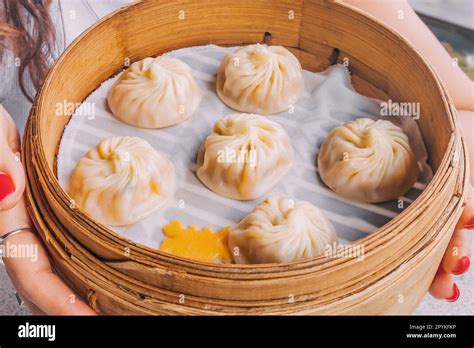  Le Xiao Long Bao : Un Délice Souple Enrobé de Croustillant Intriguant ?