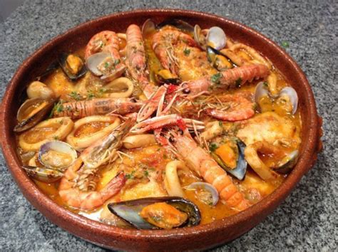  La zarzuela de mariscos : Un véritable festin océanique aux saveurs explosives !