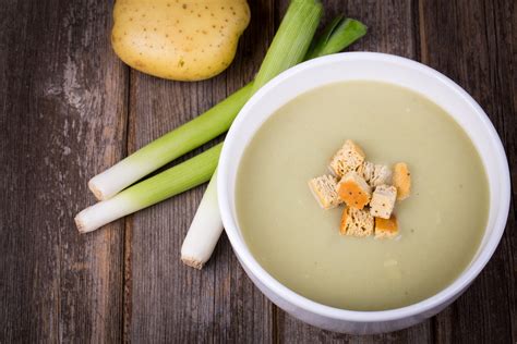  Le Soupe aux Poireaux et Tofu: Un Rêve de Douceur Soyeuse Embrassant une Symphonie Fraîche ?