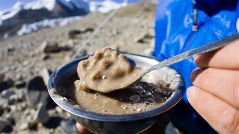   Tsampa au Yaourt: Un Voyage Culinaire Époustouflant Entre Goûts Terreux et Crémeux !